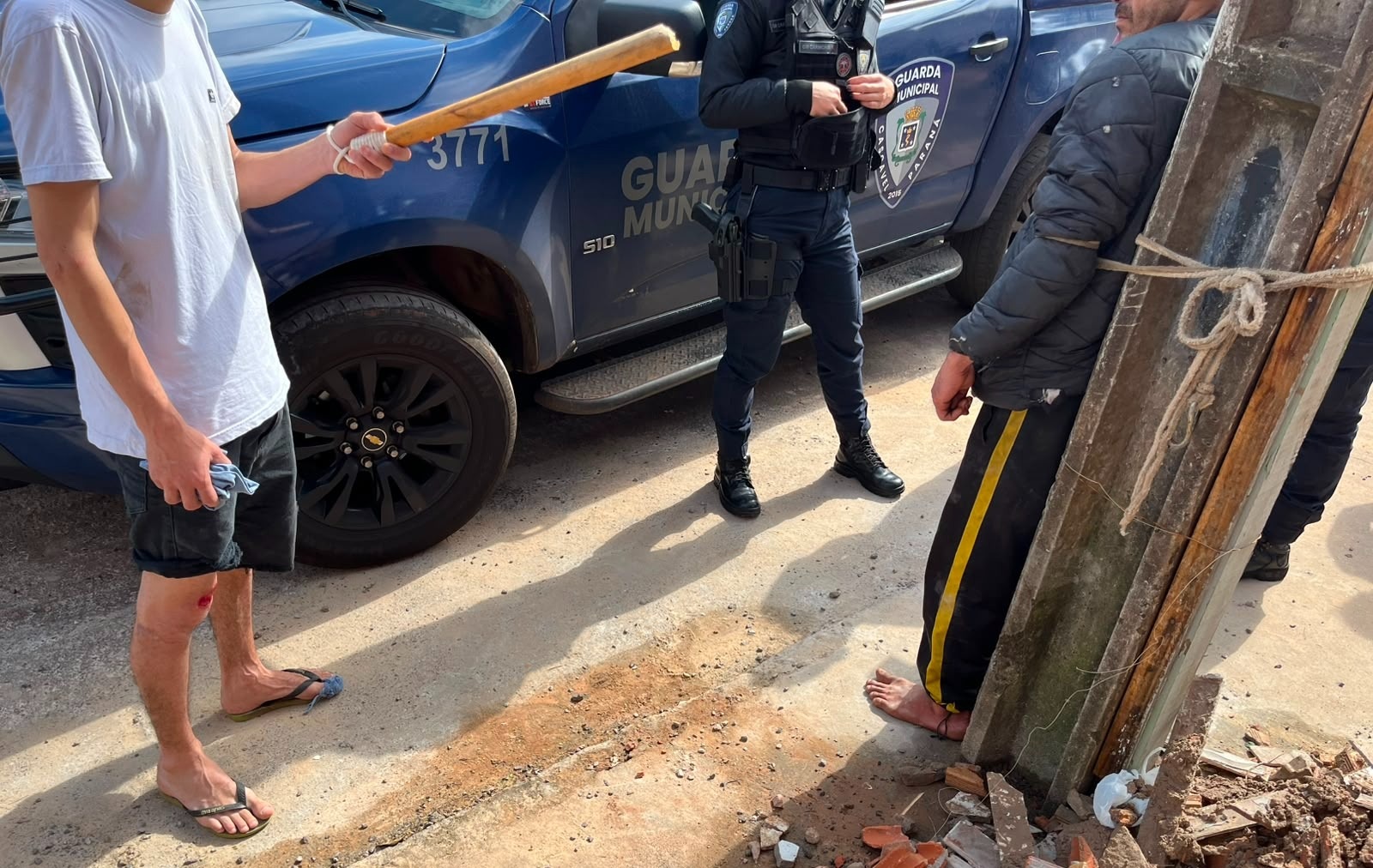 Suspeito invade lote, é flagrado por moradores e acaba espancado e amarrado em poste