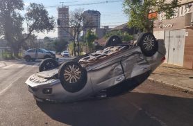 AGORA: Forte colisão seguida de capotamento é registrada na Rua Vicente Machado