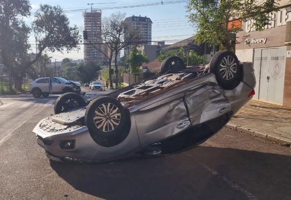 AGORA: Forte colisão seguida de capotamento é registrada na Rua Vicente Machado AGORA: Forte colisão seguida de capotamento é registrada na Rua Vicente Machado