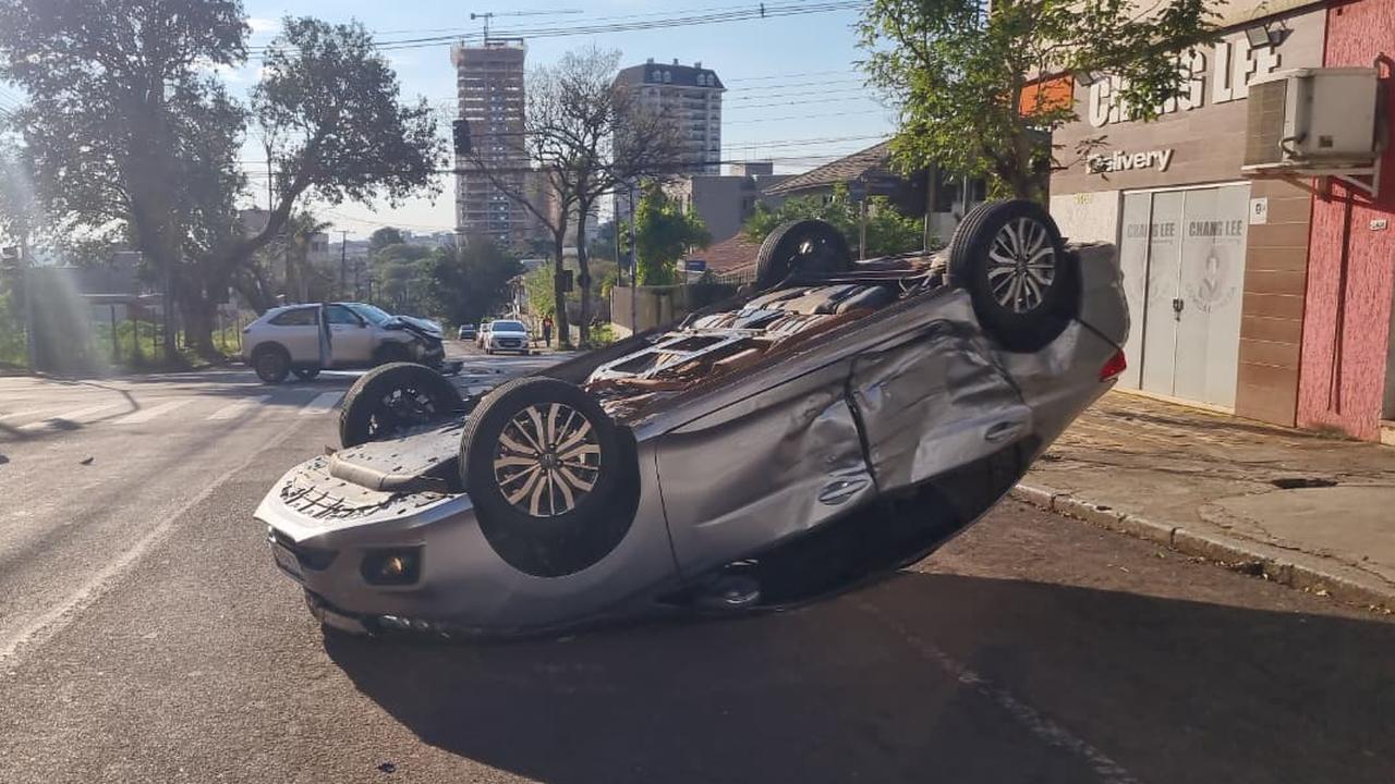AGORA: Forte colisão seguida de capotamento é registrada na Rua Vicente Machado