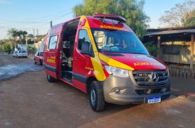 Mulher cai de moto e fica ferida no Tarumã