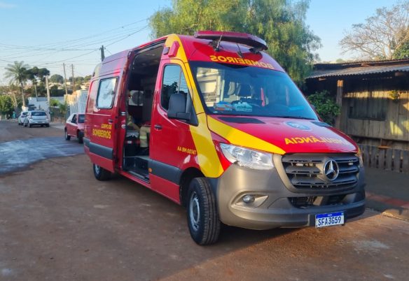 Mulher cai de moto e fica ferida no Tarumã