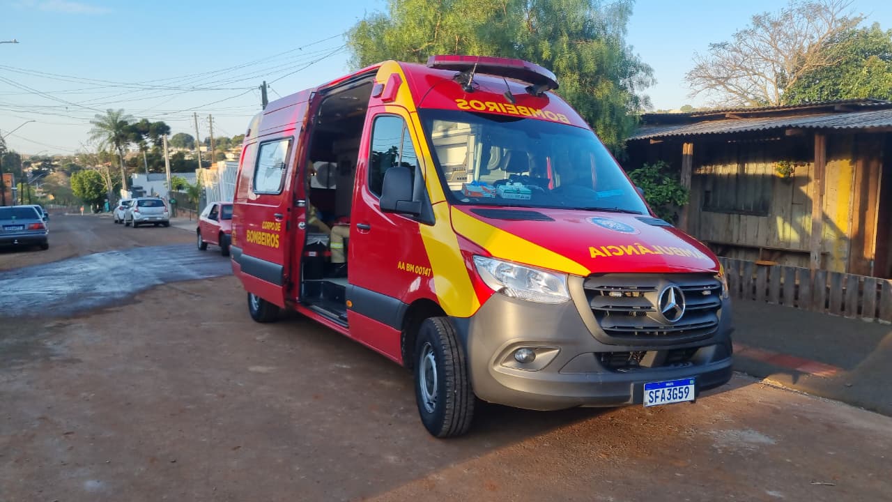 Mulher cai de moto e fica ferida no Tarumã