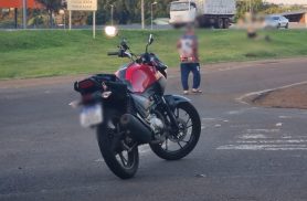 Mulher fica ferida após queda de moto na marginal da BR-277, em Cascavel Mulher fica ferida após queda de moto na marginal da BR-277, em Cascavel