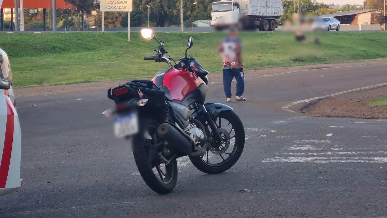 Mulher fica ferida após queda de moto na marginal da BR-277, em Cascavel