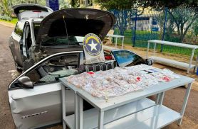 Carro que levava passageiros para Cascavel escondia medicamentos em compartimento secreto Carro que levava passageiros para Cascavel escondia medicamentos em compartimento secreto