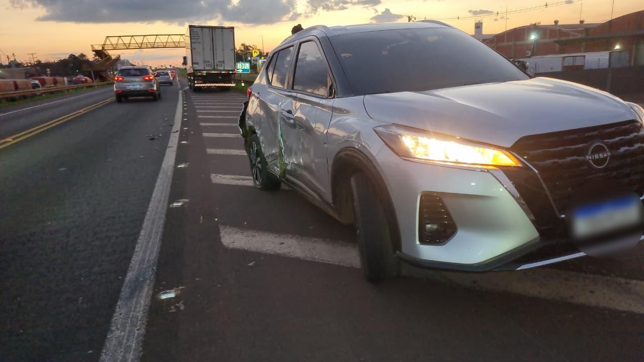 Caminhão e Kicks se envolvem em acidente de trânsito na BR-277, em Cascavel
