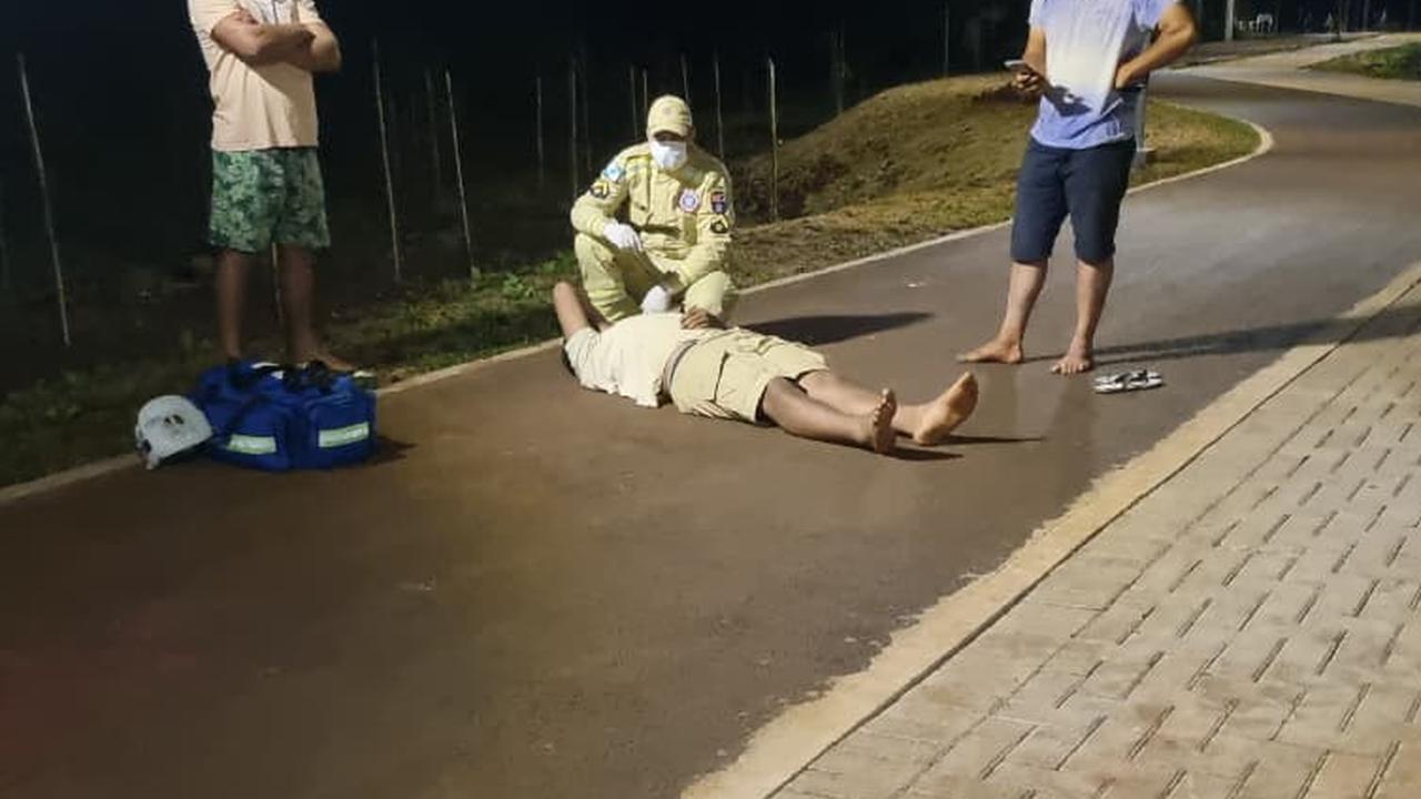 Ciclista bate contra poste em ciclovia no Floresta