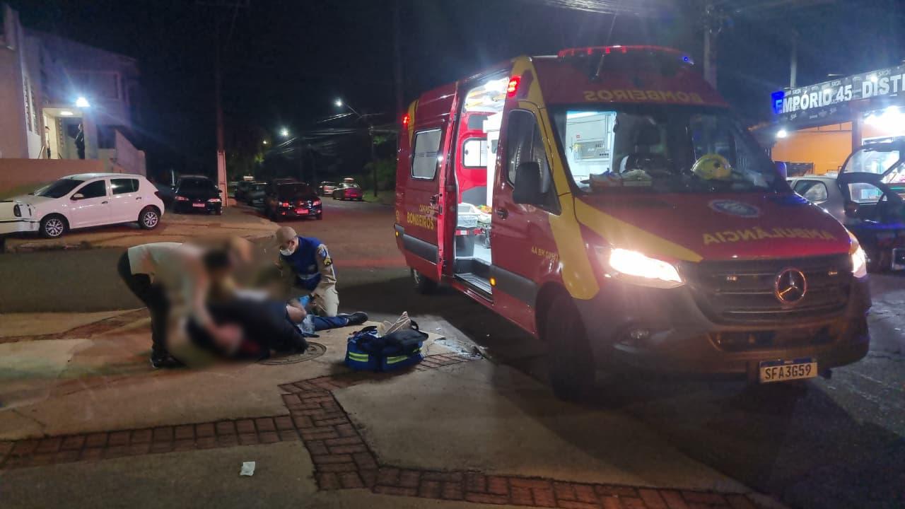 Colisão entre moto e Polo deixa vítima na Rua Medianeira