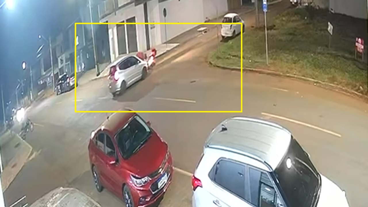 Carro avança e atinge vítimas que estavam em triciclo elétrico no Florais do Paraná