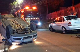 Capotamento mobiliza bombeiros durante a madrugada na Rua Carimãs em Cascavel