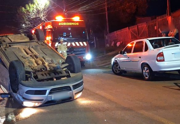 Capotamento mobiliza bombeiros durante a madrugada na Rua Carimãs em Cascavel Capotamento mobiliza bombeiros durante a madrugada na Rua Carimãs em Cascavel