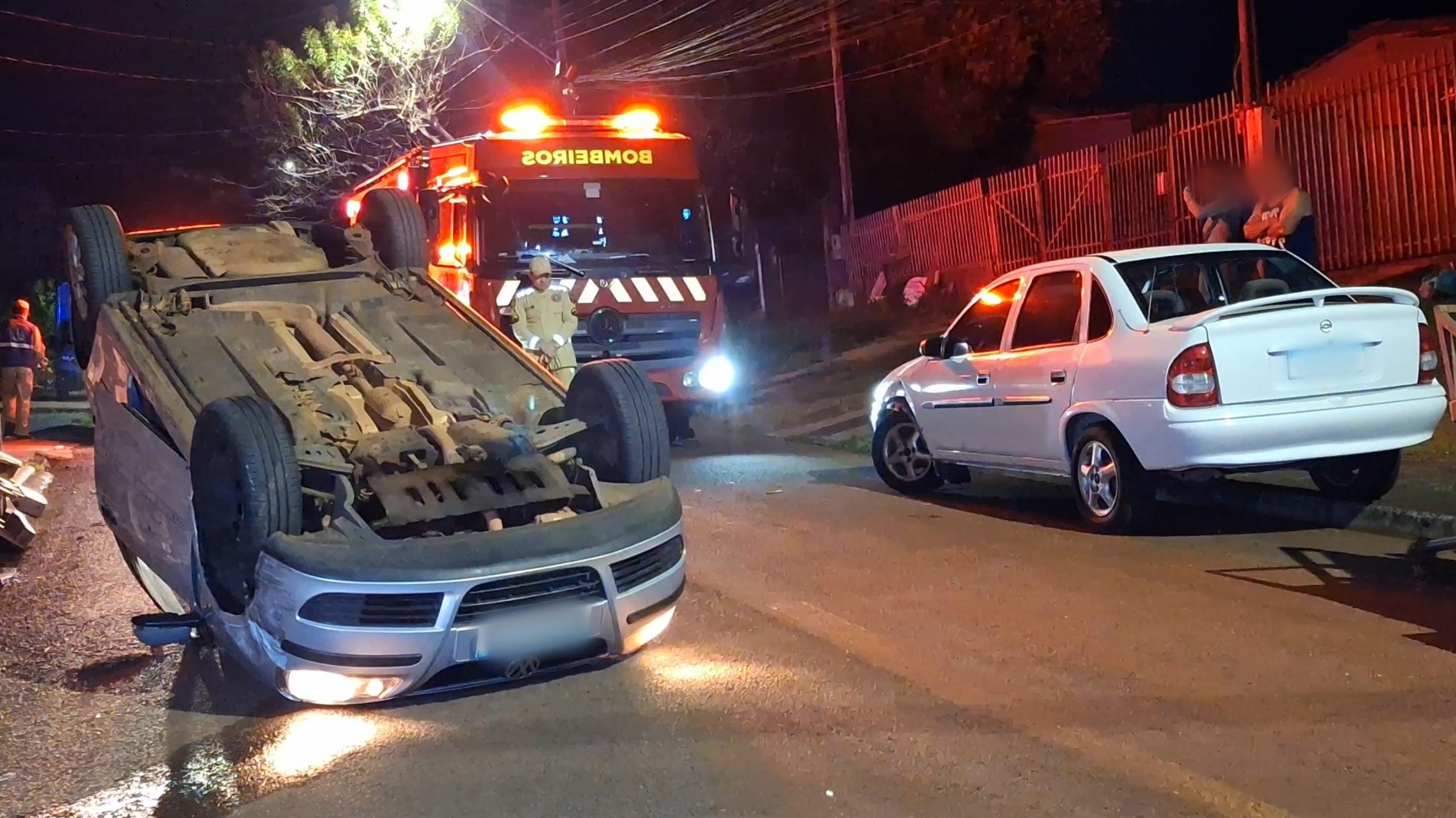 Capotamento mobiliza bombeiros durante a madrugada na Rua Carimãs em Cascavel