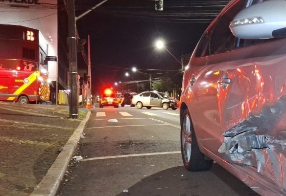 Idosos ficam feridos e motorista é preso após forte batida no Centro de Cascavel