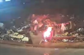 Câmera flagra homem ateando fogo em entulhos no Interlagos, em Cascavel
