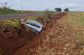 Honda Fit sai da pista na PR-486 e motorista é atendido após acidente em Assis Chateaubriand