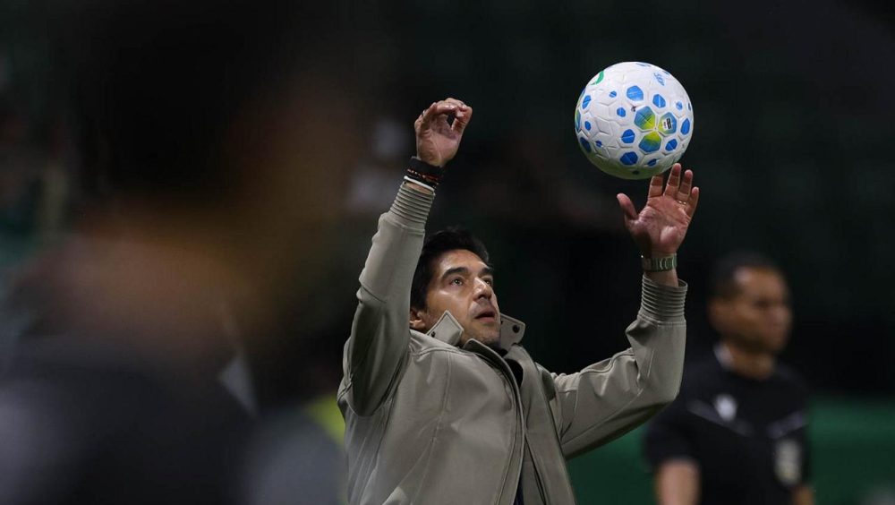 Abel apoia Carlos Miguel após revés do Palmeiras para o Atlético-MG: 'Já nos ajudou muito' Imagem referente a Abel apoia Carlos Miguel após revés do Palmeiras para o Atlético-MG: 'Já nos ajudou muito'