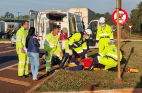 Motociclista é socorrido após colisão com Fiat Strada na BR-369, em Cascavel
