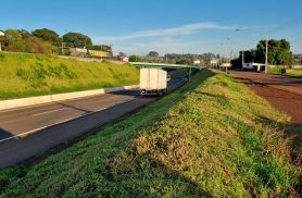 Caminhão apresenta problema e interdita parte de uma das faixas da PRc-467 em Cascavel