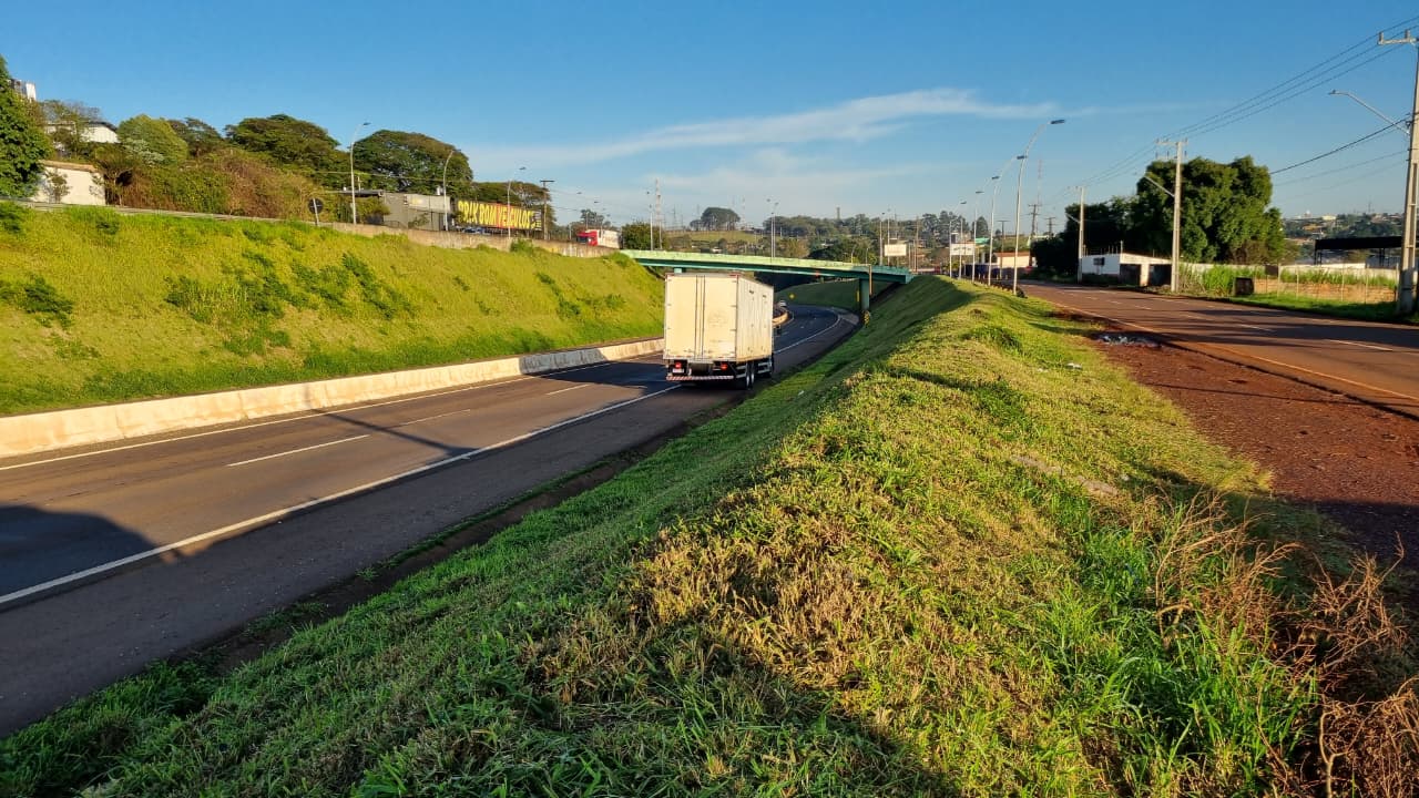 Caminhão apresenta problema e interdita parte de uma das faixas da PRc-467 em Cascavel Imagem referente a Caminhão apresenta problema e interdita parte de uma das faixas da PRc-467 em Cascavel