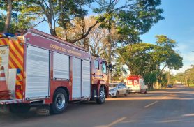 Militares arrombam carro para resgatar homem desacordado em veículo na rua Rio da Paz