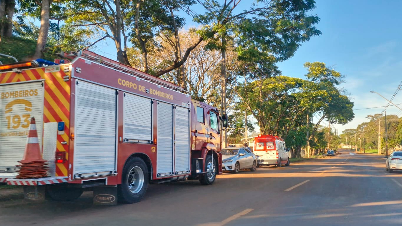 Militares arrombam carro para resgatar homem desacordado em veículo na rua Rio da Paz