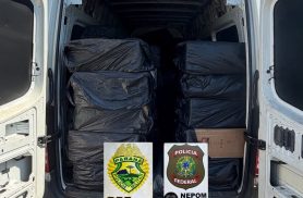 BPFRON e Polícia Federal apreendem 5 mil pacotes de cigarros contrabandeados em Foz do Iguaçu BPFRON e Polícia Federal apreendem 5 mil pacotes de cigarros contrabandeados em Foz do Iguaçu