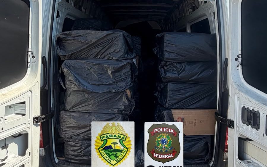 BPFRON e Polícia Federal apreendem 5 mil pacotes de cigarros contrabandeados em Foz do Iguaçu Imagem referente a BPFRON e Polícia Federal apreendem 5 mil pacotes de cigarros contrabandeados em Foz do Iguaçu