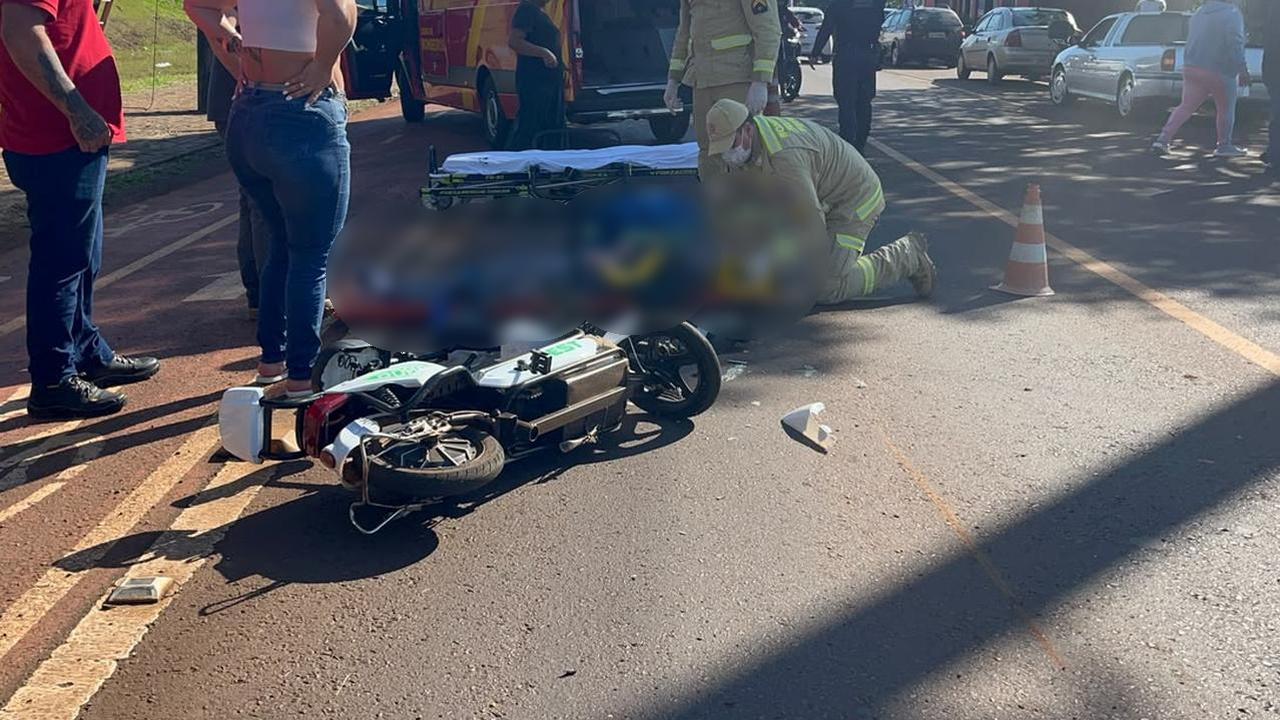 Colisão entre moto elétrica e Civic deixa vítima ferida na Avenida Piquiri