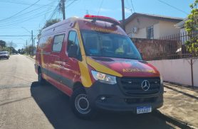Mulher de 83 anos sofre corte na cabeça após tropeçar e cair na calçada