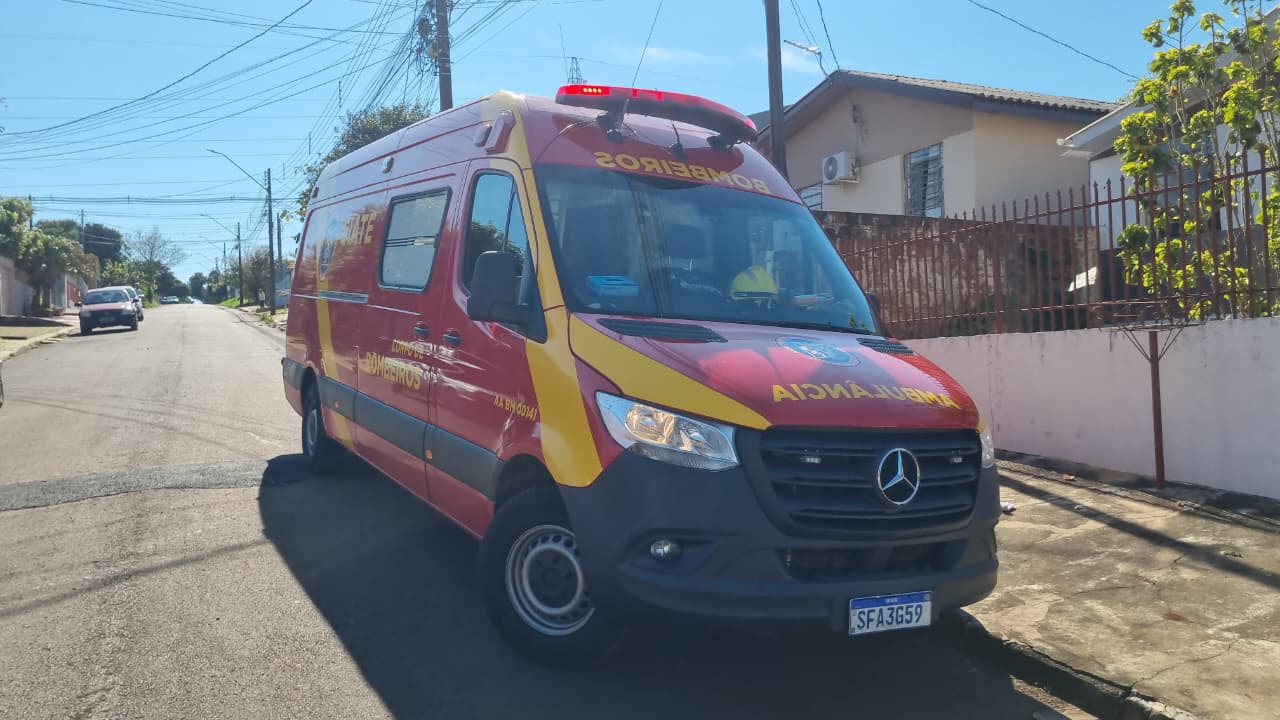 Mulher de 83 anos sofre corte na cabeça após tropeçar e cair na calçada