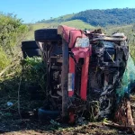 Imagem relativa a Caminhão tomba na PR-539, motorista fica preso às ferragens e é resgatado de helicóptero