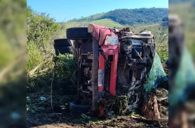 Caminhão tomba na PR-539, motorista fica preso às ferragens e é resgatado de helicóptero Caminhão tomba na PR-539, motorista fica preso às ferragens e é resgatado de helicóptero