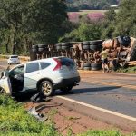 Imagem relativa a Carreta tomba após colisão na PRC-467 e deixa meia pista interditada