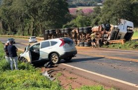 Carreta tomba após colisão na PRC-467 e deixa meia pista interditada Carreta tomba após colisão na PRC-467 e deixa meia pista interditada