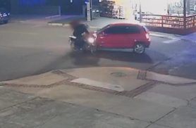 Vídeo mostra colisão frontal entre carro e moto após conversão à esquerda