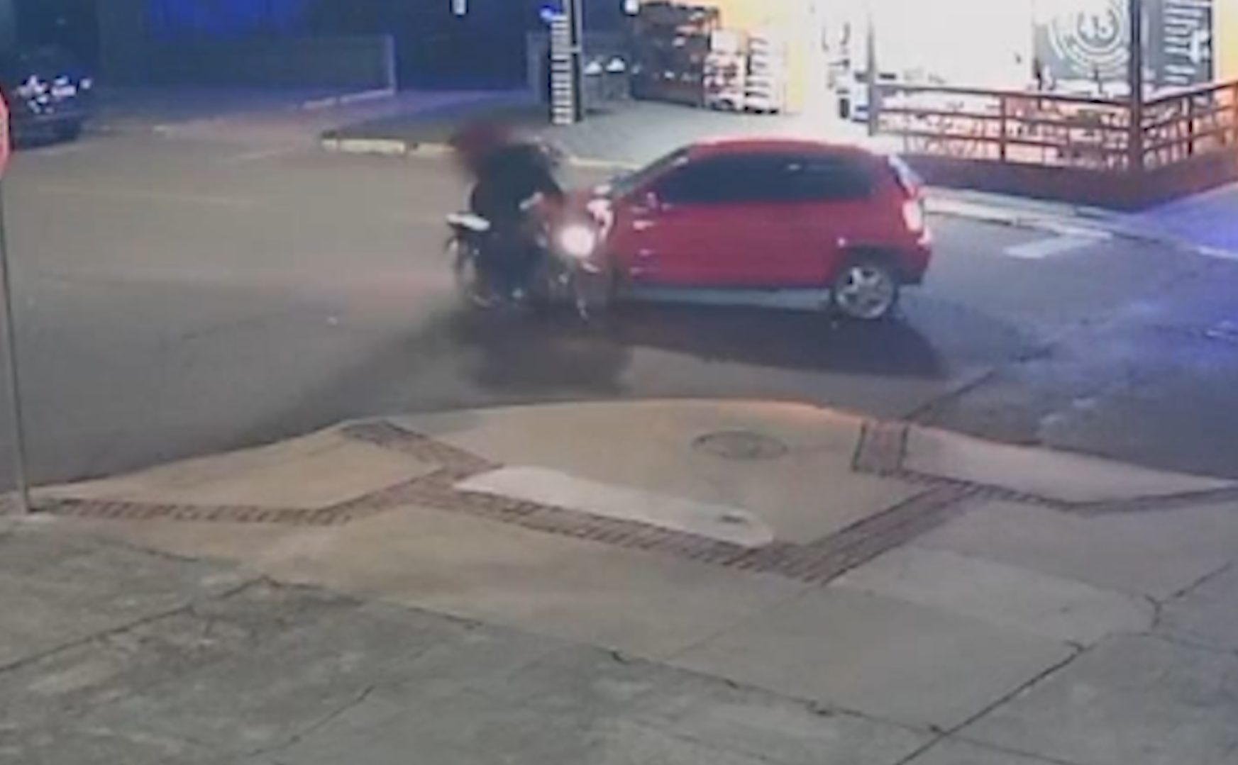 Vídeo mostra colisão frontal entre carro e moto após conversão à esquerda