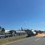 Imagem relativa a Caminhão tomba na BR-376 em Ponta Grossa e causa interdição de faixa