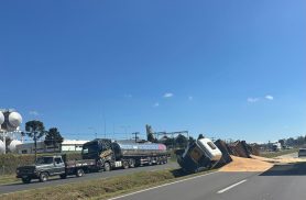 Caminhão tomba na BR-376 em Ponta Grossa e causa interdição de faixa Caminhão tomba na BR-376 em Ponta Grossa e causa interdição de faixa