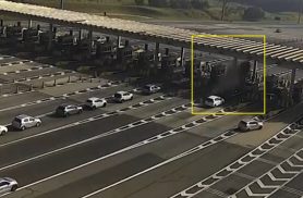 Veja momento em que motorista morre ao bater carro violentamente contra coluna de pedágio