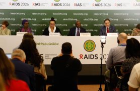 Infecções e mortes por HIV caem, mas falta de recursos ameaça avanços
