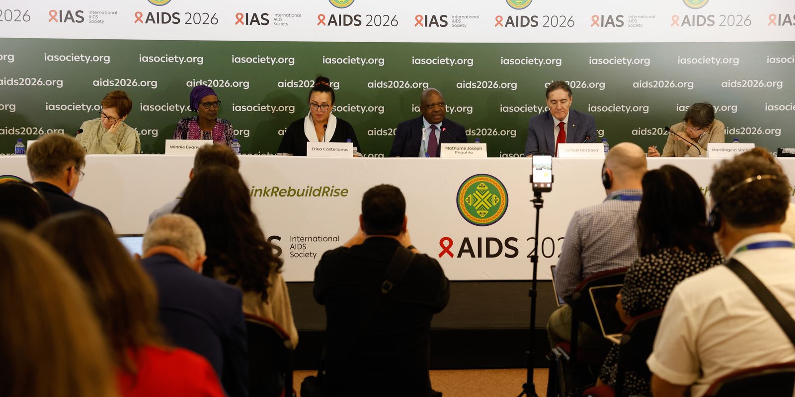 Imagem referente a Infecções e mortes por HIV caem, mas falta de recursos ameaça avanços