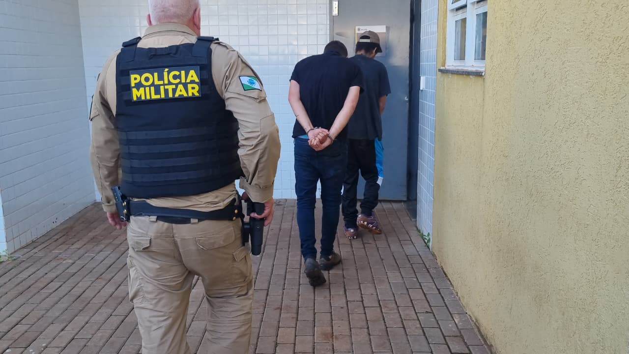 Bicho de pelúcia vira esconderijo de drogas e dois homens são presos no Interlagos