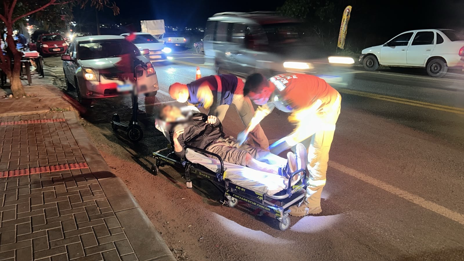 Homem de patinete elétrico fica ferido após acidente com Corsa em Cascavel