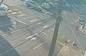Câmera registra forte colisão entre carro e moto no Centro de Cascavel; duas pessoas ficaram feridas