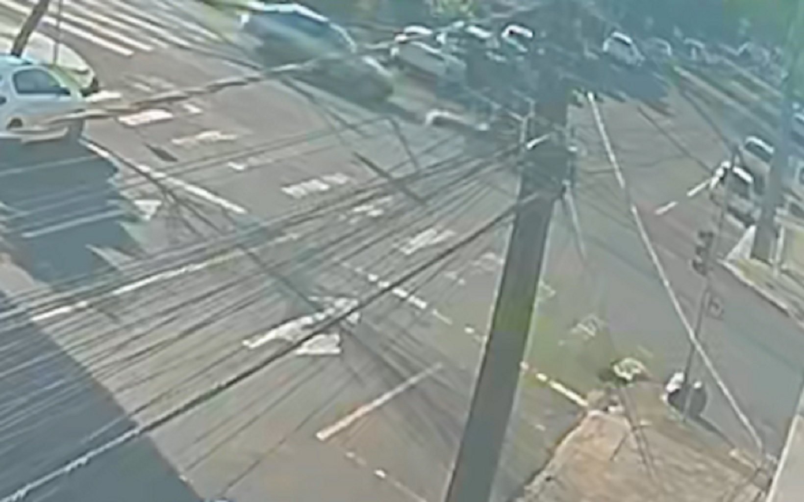 Câmera registra forte colisão entre carro e moto no Centro de Cascavel; duas pessoas ficaram feridas