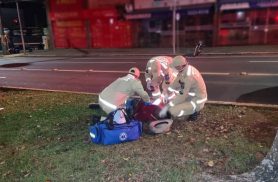 Homem sofre queda de moto na Avenida Brasil e mobiliza Siate e médico
