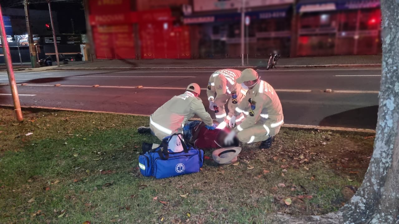 Homem sofre queda de moto na Avenida Brasil e mobiliza Siate e médico