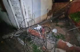 Caminhão danifica poste e deixa morador com prejuízo na região norte de Cascavel