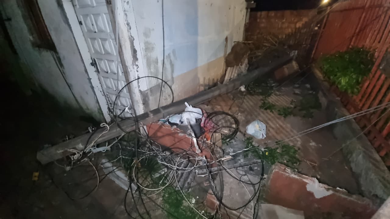 Caminhão danifica poste e deixa morador com prejuízo na região norte de Cascavel